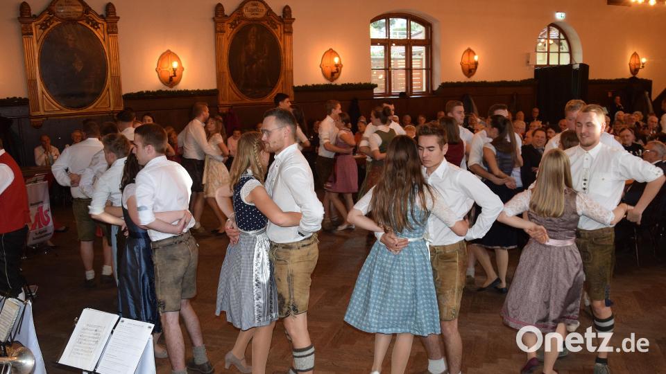 Eine hervorragende Visitenkarte in Sachen Brauchtum und Heimatverbundenheit gaben die Kirwaleit von Schmidmühlen mit ihren Kirwatänzen in München ab: Knapp 30 Kirchweihpaare zeigten dort, wie die Oberpfalz feiert. Bild: bö