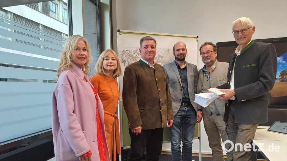 Vertreter der IG „Leben statt Asphalt“ trafen den bayerischen Verkehrsminister Christian Bernreiter und übergaben dabei Unterschriftenlisten (von links): Susanne Knoll, Veronika Frenzel, Minister Christian Bernreiter, Michael Ströhl, Markus Mahal und IG-Sprecher Martin Sarnowski. Bild: Rainer Popp