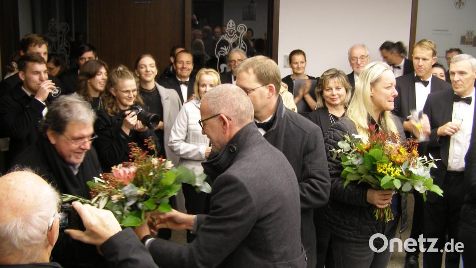 Stadtpfarrer Dr. Thomas Vogl und Kirchenmusikdirektor Andreas Sagstetter überreichten Blumen an die Solisten, links Tenor Tomáš Černý, rechts Vít Martinásek, der Vorsitzende des Partnerchors aus Blansko/CZ. Bild: pz