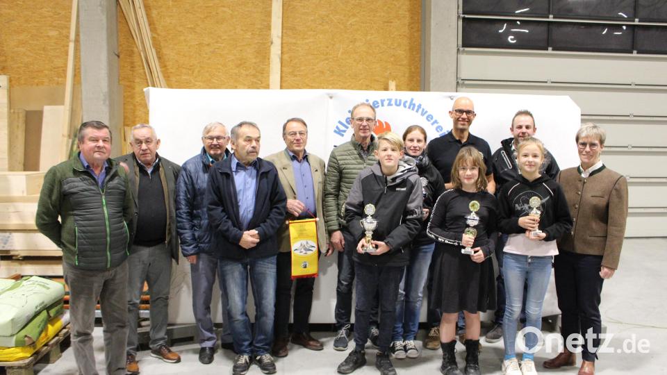 Die Krummennaaber Kleintierzüchter feierten am Wochenende Jubiläum. Auf dem Bild die Vereinsverantwortlichen, Ehrengäste und Sieger: Günther Brandl (von links), Wolfgang Schreiber, Dritter Bürgermeister Reinhard Naber, Vorsitzender Wolfgang Brunhofer, Karl Kastner, Wolfgang Schön, Ben Klier, Rita Fenzl, Florian Schmidt, Sarah Dumler, Lucia Klier, Florian Frank und Bürgermeisterin Marion Höcht. Bild: tri