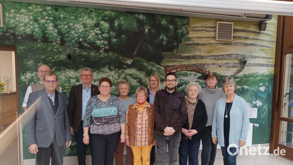 Der neue Vorstand (hintere Reihe, von links) Johann Ludwig (alter Vorsitzender), Michael Göth (Bürgermeister), Jutta Haas (Beisitzerin), Brigitte Riederer (2. Vorsitzende), Christa Lauer (Beisitzerin); vordere Reihe (von links) Karl-Heinz Herbst (neuer Vorsitzender), Irmtraud Engelhardt (Frauenbeauftragte), Margit Schulze (Beisitzerin), Julian Herbst (Vertreter der Jugend), Marianne Kies-Baldasty (Kreisverbandsvorsitzende) und Hildegard Geismann (Dritte Bürgermeisterin). Bild: dlu