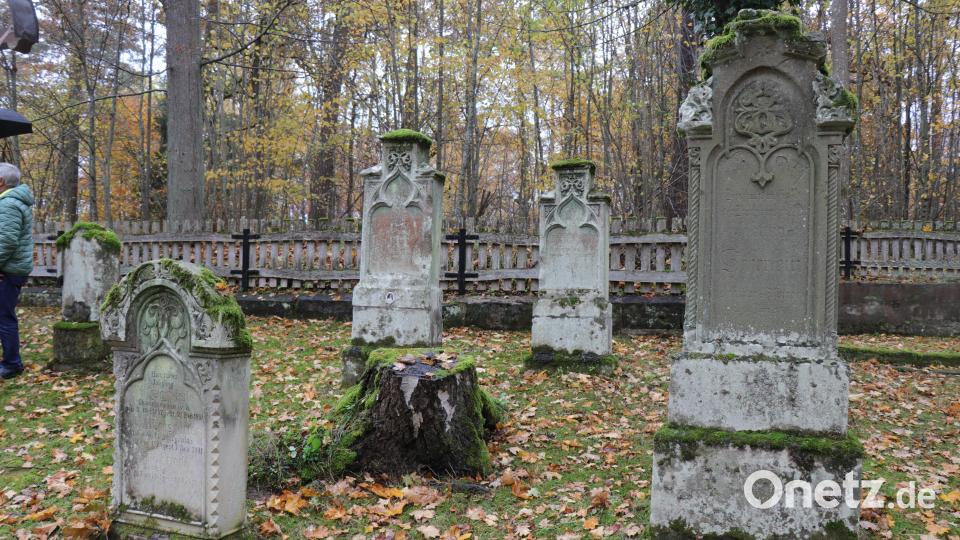 Herbstlich präsentiert sich der Friedhof der alten Ortschaft Haag mitten im Übungsplatz. Bild: Ertl, Willi