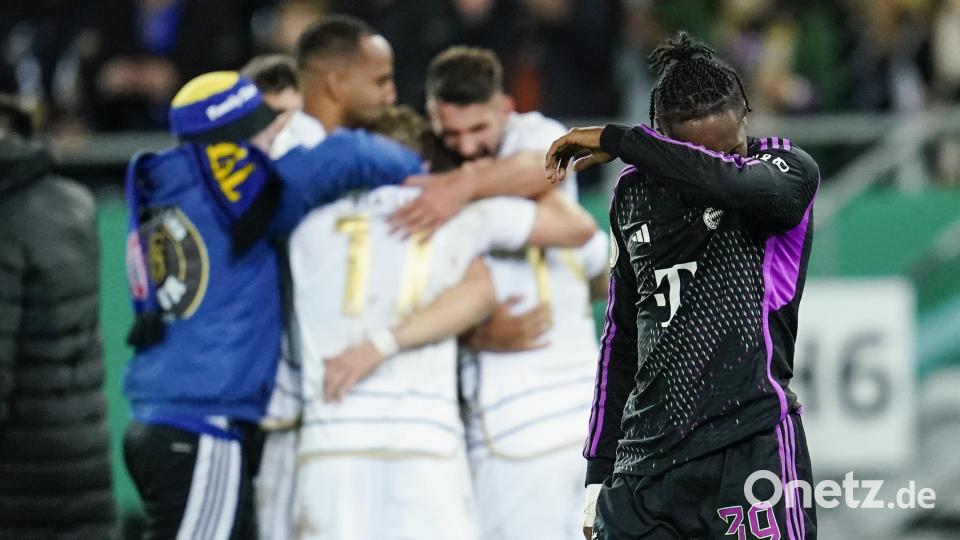 Bayern Münchens Mathys Tel (rechts) mochte sich die Saarbrückener Feierlichkeiten gar nicht mehr mit ansehen. Bild: Uwe Anspach/dpa