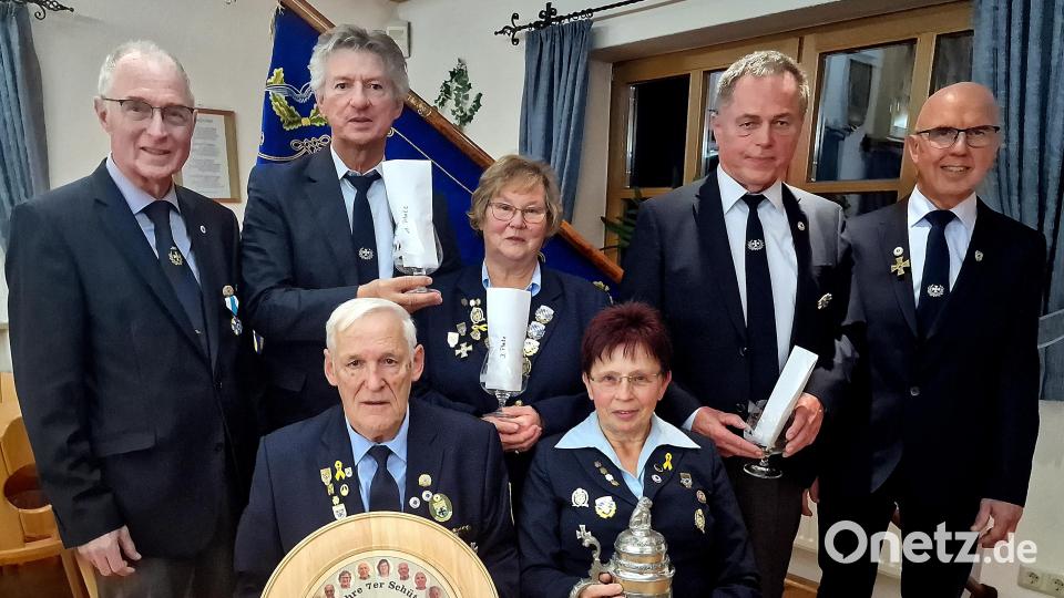 Die Gewinner des Jubiläumsschießens von links: Peter Ertl 1. Vorsitzender der 7-er Kameradschaft, Günther Dotzler, Marianne Richter (2. Schießwartin), Hans Milakowitsch und Alfred Kett. Vorne Bernhard Kellner und Margareta Czichon. Bild: R. Kreuzer