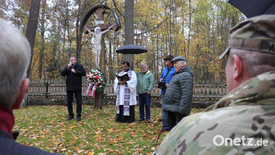 Kranzniederlegung im Friedhof Haag (von links): Vilsecks Bürgermeister Hans-Martin Schertl, Stadtpfarrer Pater Robin Xavier, Otto Sertl, Patrick Schaaf und Werner Stubenvoll. Bild: Ertl, Willi