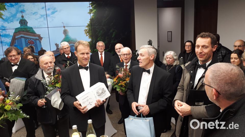 Beim Empfang im Foyer des Rathauses wurden auch Gastgeschenke ausgetauscht. Blumen bekam auch Jaroslav Martinásek, der das Werk zusammen mit Ondřej Tajovský einstudiert hatte. Tajovský hatte krankheitshalber absagen müssen. Bild: pz