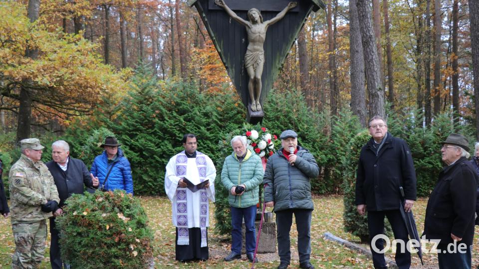 Kranzniederlegung im Friedhof Langenbruck (von links): Command Sgt. Major Hermes F. Acevedo , Franz Zeilmann, Patrick Schaaf, Stadtpfarrer Pater Robin Xavier, Otto Sertl, Werner Stubenvoll, Bürgermeister Hans-Martin Schertl und Erwin Stubenvoll. Bild: Ertl, Willi