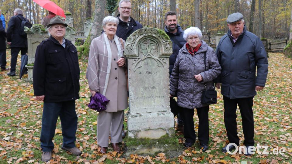 Die Nachfahren der Familie Stubenvoll am Grabstein im Haager Friedhof (von links): Erwin Stubenvoll, Gisela Stubenvoll, Richard Stubenvoll jun., Roland Stubenvoll, Hildegard Kraus, Richard Stubenvoll sen.. Bild: Ertl, Willi