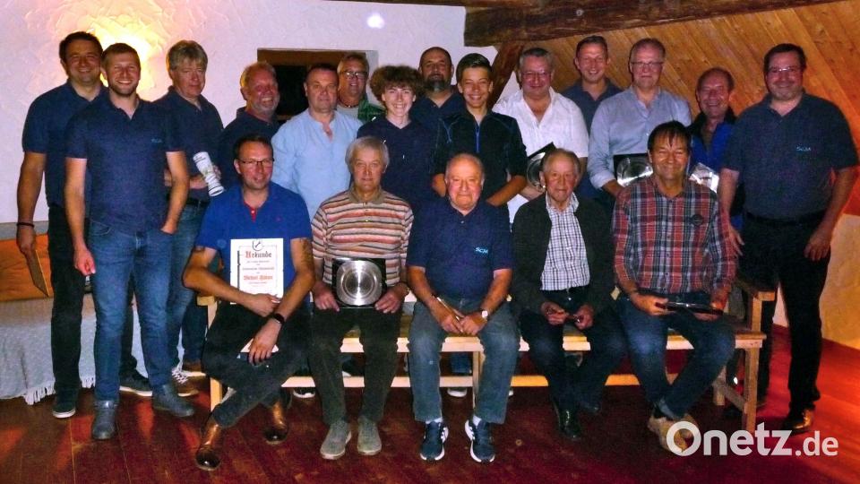 Treue und verdiente Vereinsmitglieder zeichnete der Schlüsselclub Münchenreuth aus. Im Bild die Geehrten, das im Amt bestätigte Vorstandsteam und neue Mitglieder. Bild: Walter Heindl/exb