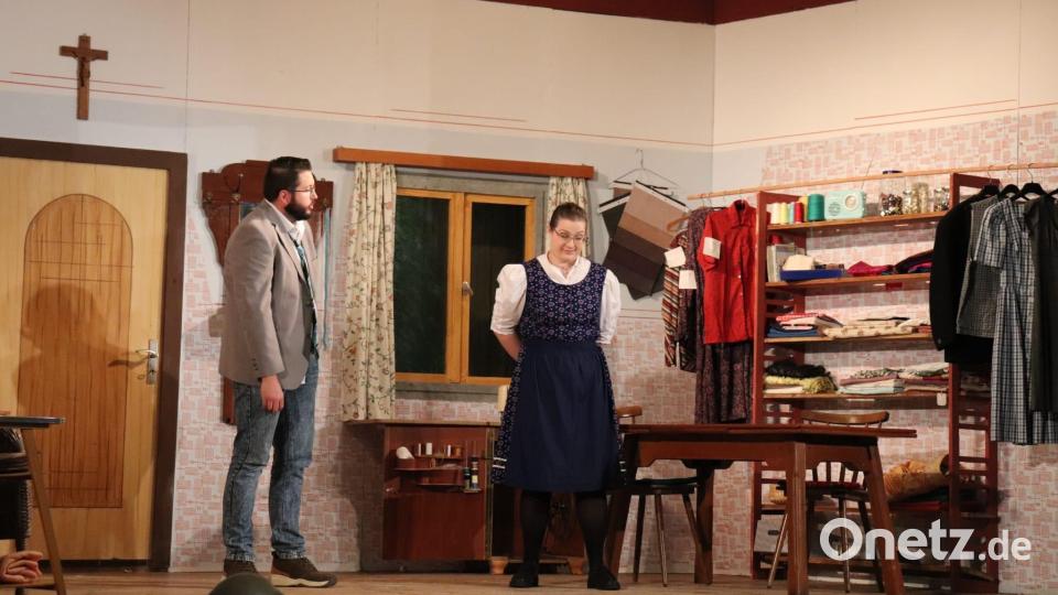 Der immer müde Bibi (Tim Trottmann) mit der Tochter des Schneiders Mona (Annalena Bauer). Bild: Sandra Schmidkonz/exb