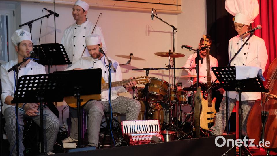 Mitreißend die Musik der &quot;Sauren Zipfl&quot;, der Hausband des Edelrestaurants. Bild: do