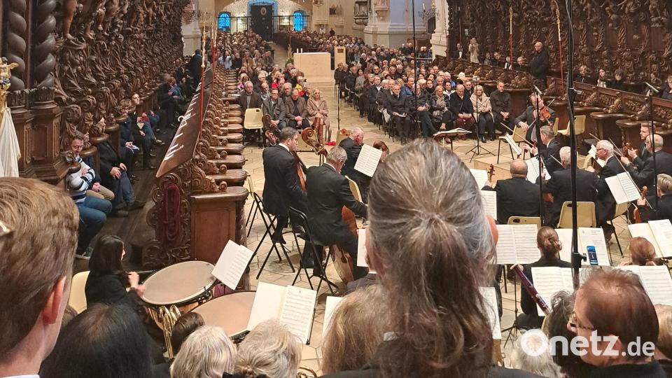 Der Blick vom Chor aus in die Basilika und zu den Zuhörern. Bild: Johannes Röttges/exb