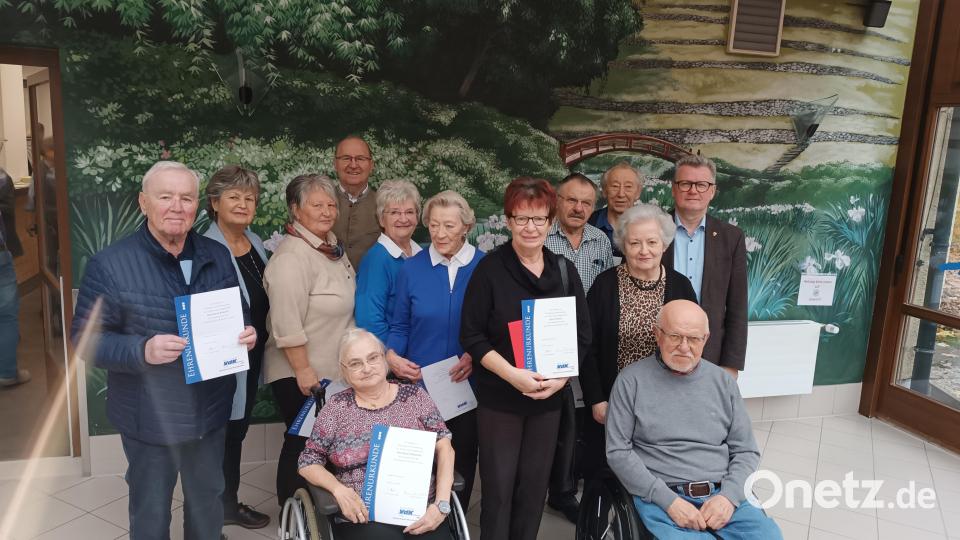 Ehrungen: Heinrich Bublitz (25 Jahre), Dritte Bürgermeisterin Hildegard Geismann, Helga Mutzbauer (25 Jahre), Johann Ludwig (Vorsitzender), Gunda Luber (25 Jahre), Anne Biehl (30 Jahre), Mira Wölfel (25 Jahre), Gerhard Übler (25 Jahre), Karl Jannik (30 Jahre), Marianne Kies-Baldasty (Kreisverbandsvorsitzende), Bürgermeister Michael Göth; vordere Reihe: Waltraud Dobmeier (links, 30 Jahre) und Manfred Dütsch (50 Jahre). Bild: dlu