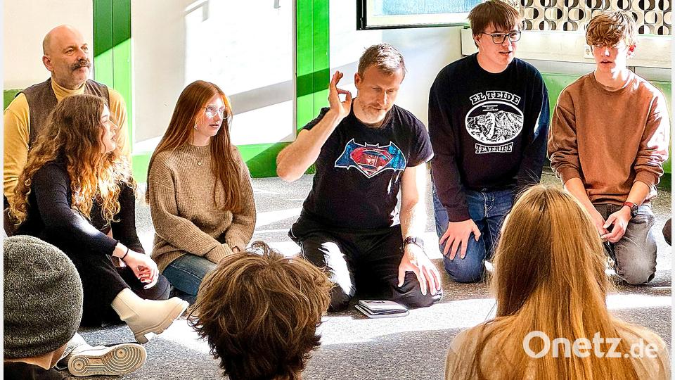 Thomas Wiesenberg (Mitte) gibt Schülern des Gregor-Mendel-Gymnasiums den Einsatz zu einer Sprechübung beim Workshop des "Theater Poetenpack". Bild: Peter Ringeisen