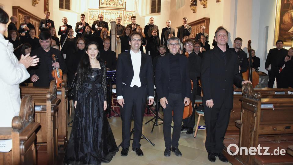 Solistin Maine Takeda, Dirigent Professor Matthias Beckert, Komponist Carl Rütti und Solist Tobias Hänschke (Bariton) nahmen nach dem Konzert.(von links) gemeinsam mit dem Chor den Applaus entgegen. Bild: ubb