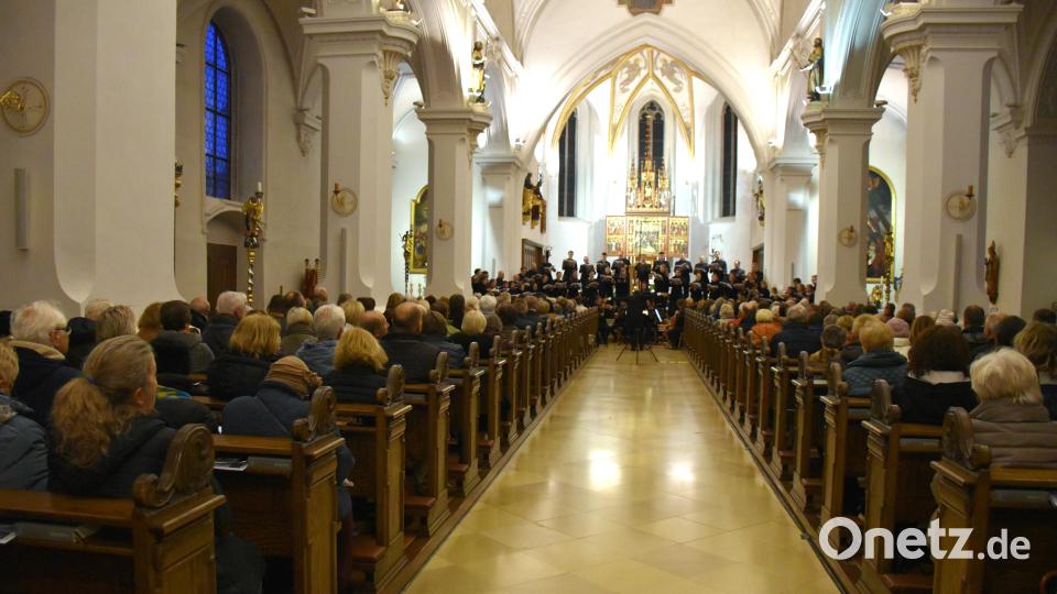 Bis weit nach hinten war die Stadtpfarrkirche Mariä Himmelfahrt gut gefüllt, als der Chor Cantabile Regensburg vor dem Altarraum unter Leitung von Dirigent Professor Matthias Beckert das Requiem des Komponisten Carl Rütti aus der Schweiz eindrucksvoll darbot. Bild: ubb