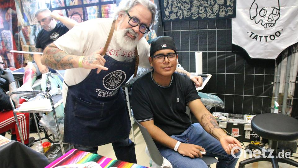 Felipe El Bari stammt ursprünglich aus El Salvador, unterhält aber nun ein Studio in Dresden. Er stach einem Kunden eine Rose mit einem Kreuz. Bild: sne