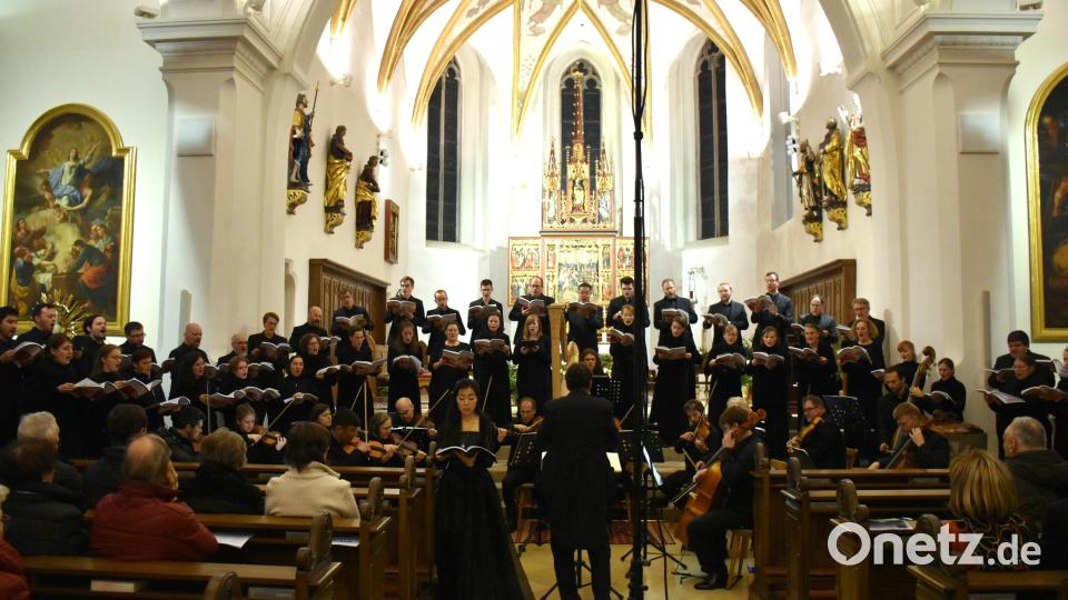 Die gut 50 Chormitglieder und das Streichensemble füllten den gesamten Altarraum aus. Bild: ubb