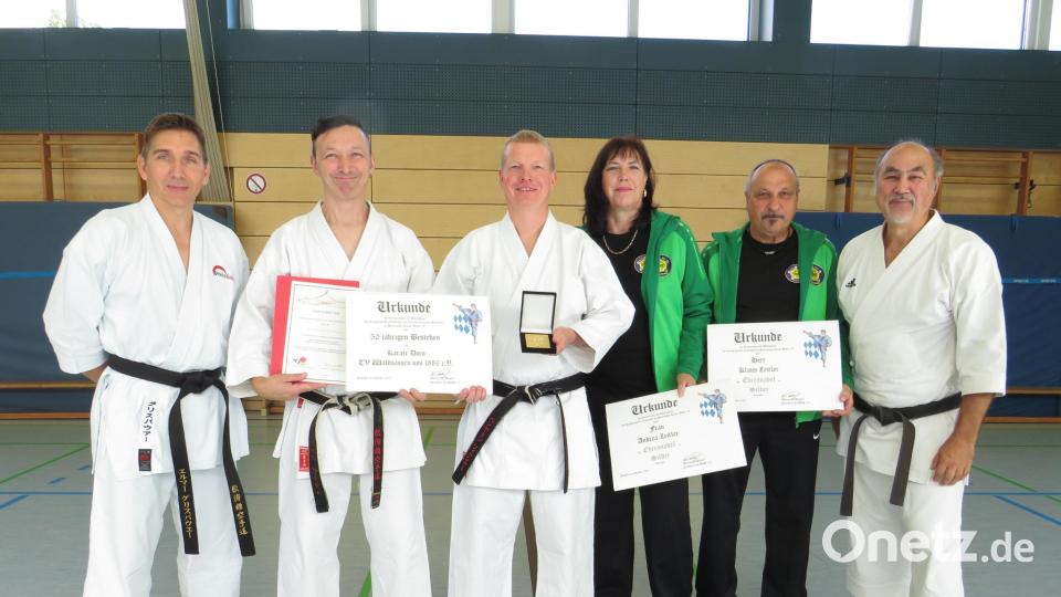 Ehrungen gab es beim Karate-Dojo Waldsassen. Im Bild (von links) Elmar Griesbauer (6. Dan und DKV-Bundeslehrwart), stellvertretender Dojo-Leiter Marco Pilsak, Dojo-Leiter Benjamin Fischer, Trainerin Andrea Zeitler, Trainer Klaus Zeitler und BKB-Schatzmeister Josef Pflaum. Bild: Benjamin Fischer/exb