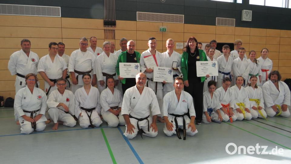 Alle Teilnehmer des Karate-Jubiläumslehrgangs in Waldsassen. Bild: Benjamin Fischer/exb