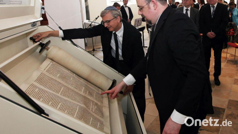 Die Thorarolle der Sulzbacher Synagoge hat die NS-Zeit in Amberg überlebt. 2016 wurde sie für eine Ausstellung zeitweise nach Sulzbach-Rosenberg zurückgebracht, dabei waren auch (von rechts) Ambergs Rabbiner Elias Dray, und Alexander Jolowitsch, Vorstandsmitglied der Israelitischen Kultusgemeinde Amberg. Archivbild: Bernd Müller