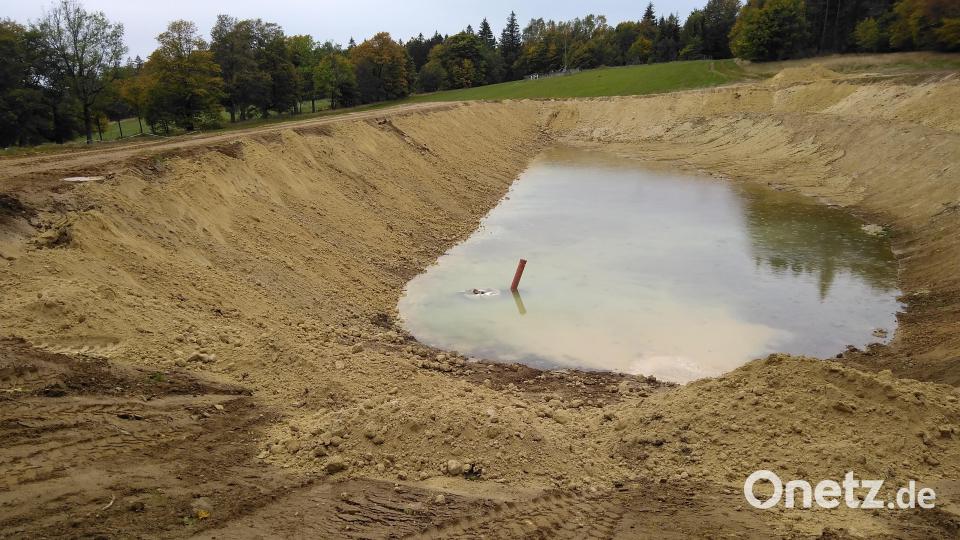 Bild vom gerade fertiggestellte zweiten Speicherteich, der sich jetzt langsam füllt. Damit können in diesem Winter schneller längere Loipenabschnitte im Skilanglaufzentrum Silberhütte neu beschneit werden. Bild: dglm