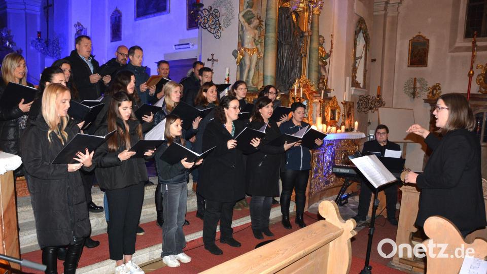 Erstmals seit 2019 gab „Grazie A Dio“ wieder ein Konzert in der Heimatpfarrkirche St. Leonhard in Leonberg. Rechts im Bild Chorleiterin Michaela Burger. Bild: jr