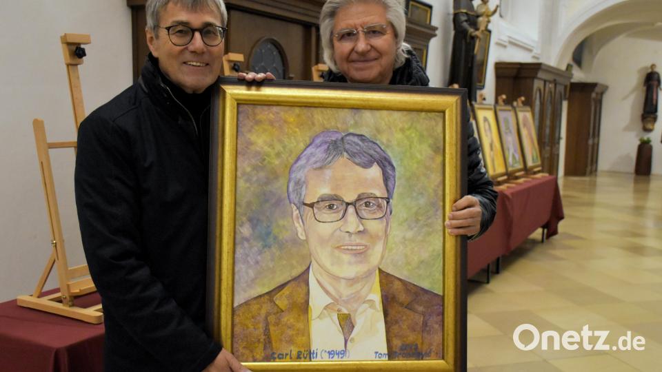 Komponist Carl Rütti freute sich seh über sein Porträt, das Künstler Tom Btankovic (von links) erst vor dem Konzert extra gemalt hat. Bild: ubb