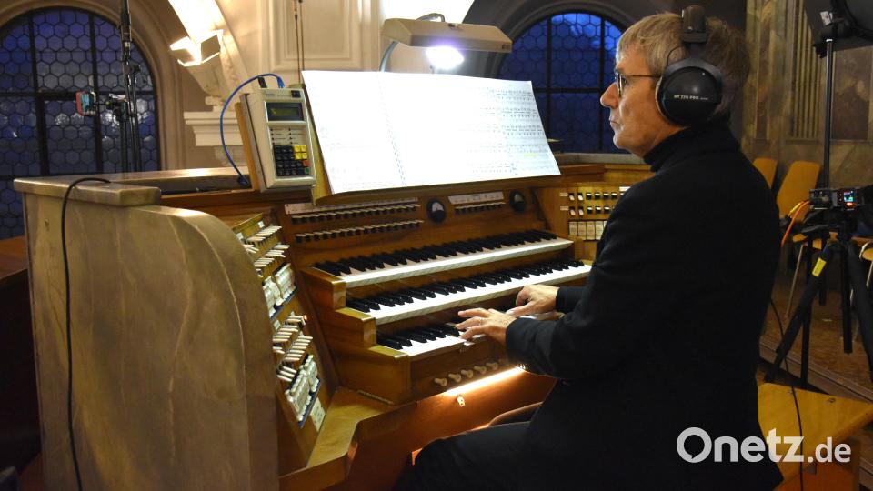 Komponist Carl Rütti bediente persönlich die Orgel und war im Nachhinein mit der Qualität des Instrumentes in der Tirschenreuther Pfarrkirche sehr zufrieden. Alles habe sehr gut funktioniert wie erhofft, sagte er. Bild: ubb