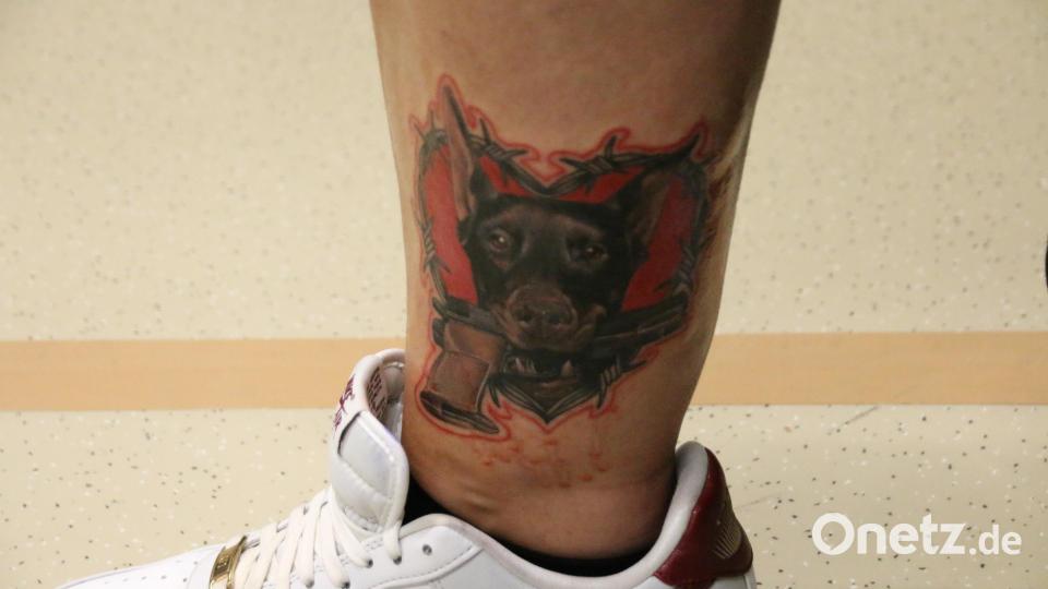 Der Dobermann mit Pistole ist frisch gestochen. Bild: sne
