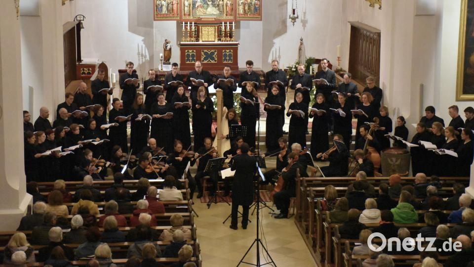 Bis weit nach hinten war die Stadtpfarrkirche Mariä Himmelfahrt gut gefüllt, als der Chor Cantabile Regensburg vor dem Altarraum unter Leitung von Dirigent Professor Matthias Beckert das Requiem des Komponisten Carl Rütti aus der Schweiz eindrucksvoll darbot. Bild: ubb