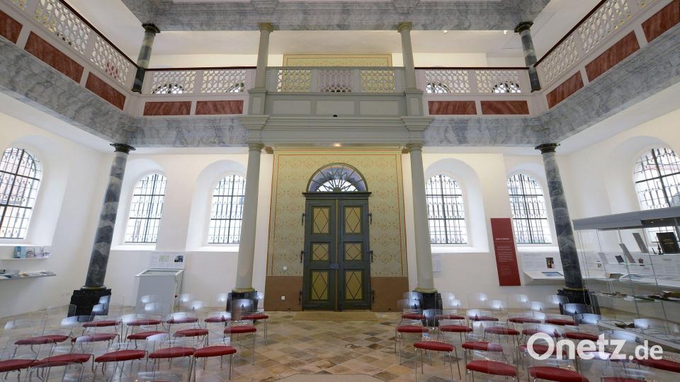 Die ehemalige Synagoge in Sulzbach-Rosenberg erstrahlt nach der Sanierung in altem Glanz. Am 9. November 2023 findet hier eine besondere Gedenkveranstaltung zum 85. Jahrestag der Reichspogromnacht statt - dabei, so wünscht es sich die Stadt, sollen keine Stühle frei bleiben. Archivbild: Petra Hartl