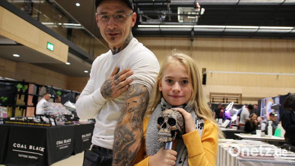 Der Apfel fällt nicht weit vom Stamm: Zoe durfte ihrem Papa ihr erstes Tattoo stechen. Bild: sne