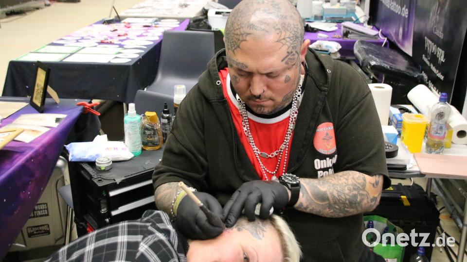 Onkel Poke tätowiert für Farbreiz Tattoo aus Schonungen per Hand ohne Maschine. Bild: sne