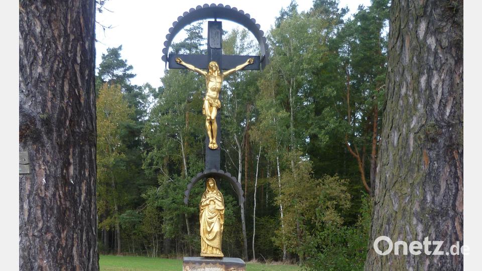 Dieses schmiedeeiserne Kreuz steht bei Wappersdorf an der Abzweigung nach Heinzhof und trägt die Aufschrift „Wenn es im Leben mal nicht weitergeht, dann falt die Hände zum Gebet, wend´ Deinen Blick zum Himmel auf, dann schaffst Du wieder Deinen Tageslauf.&quot; Bild: Annemarie Lehmeier