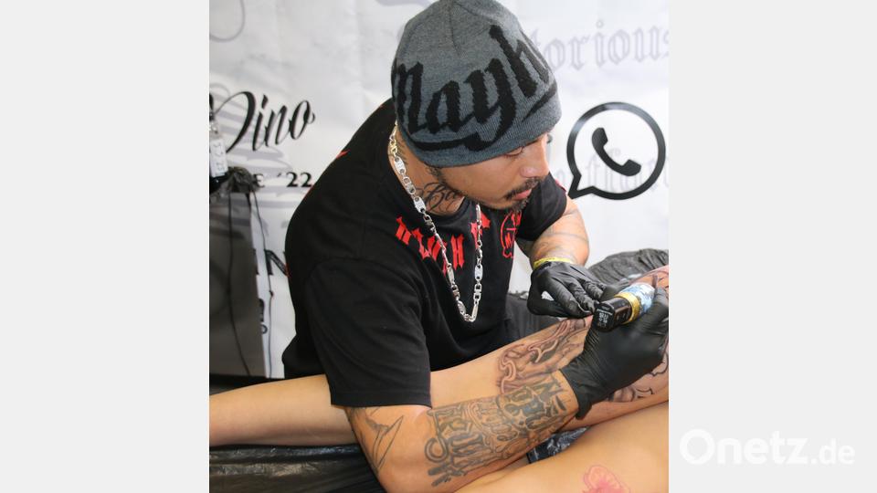 Schüchternheit ist an der Tattoo Expo fehl am Platz. Auch Oberschenkel werden verziert. Bild: sne