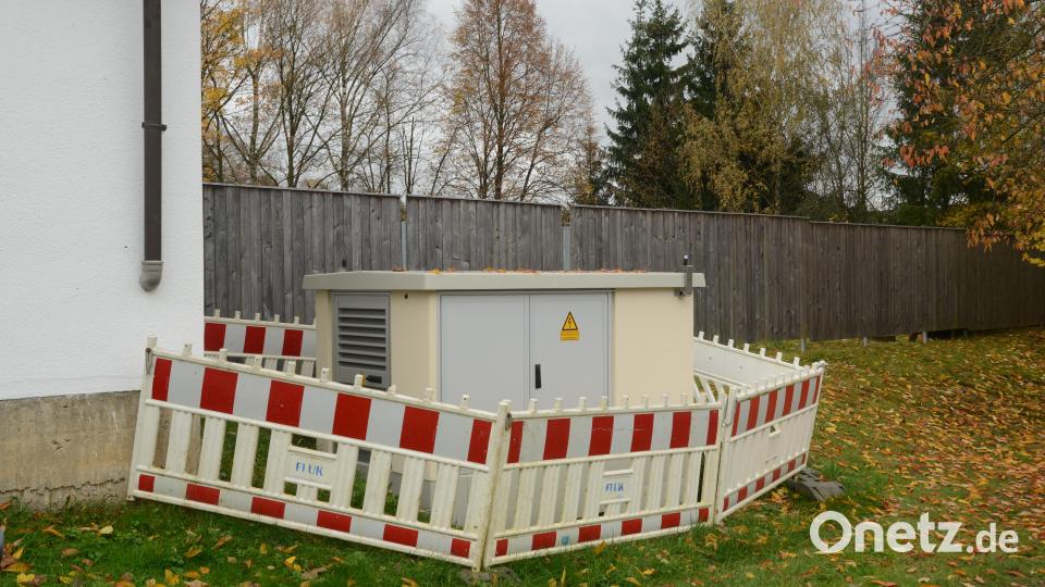 Der Eigentümer des Grundstücks hinter dem Bretterzaun hat die Versetzung des Transformators beantragt, weil im Zaun ein Tor eingebaut und genutzt werden soll. Bild: bey