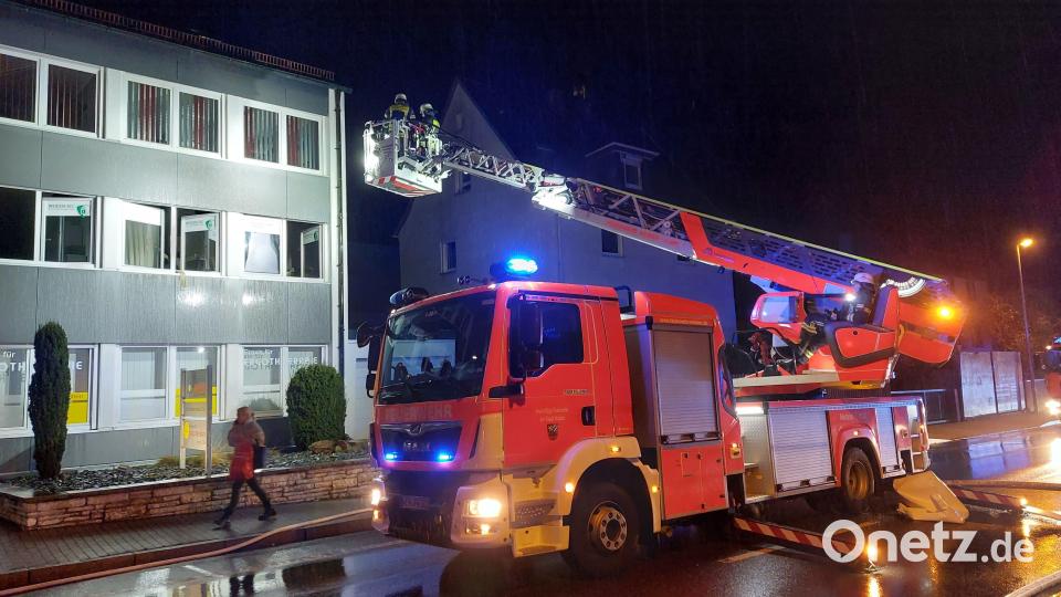 Am Donnerstagabend rückte die Feuerwehr in die Christian-Seltmann-Straße aus. Auch die Drehleiter war im Einsatz. Bild: Kunz