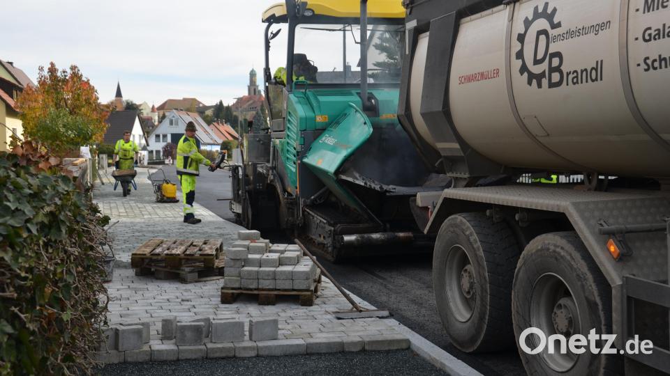 Mit Hochdruck arbeiten die Asphaltierer der Firma Georg Huber aus Rötz, damit am Freitagmittag der Verkehr wieder fließen kann. Am Donnerstag wurde die Feinschicht aufgetragen. Bild: dob