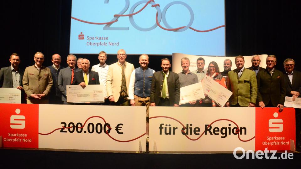 Die Gewinner der Bonus-Ziehung mit den Bürgermeistern der Trägerstädte und dem Sparkassenvorstand. Bild: Kunz