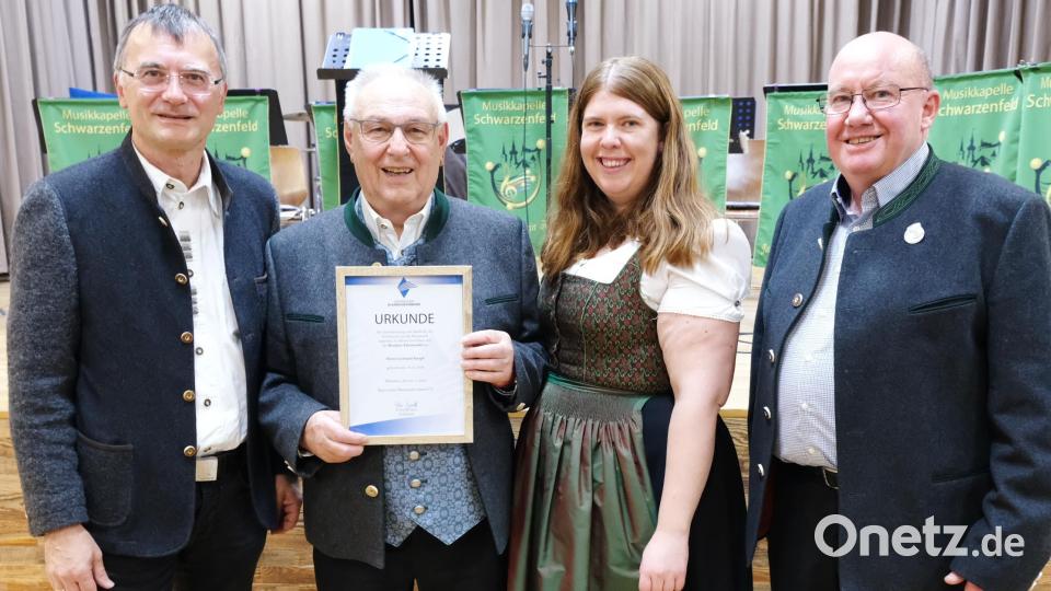 Stellvertretender Kreisvorsitzender Lothar Prechtl, Vorsitzende der Musikkapelle Schwarzenfeld, Kristina Betz und Bezirksvorsitzender Gerhard Engel (von links) zeichnen Gerhard Strupf (Zweiter von links)für &quot;70 Jahre Verdienste um die Blasmusik&quot; aus. Bild: mab