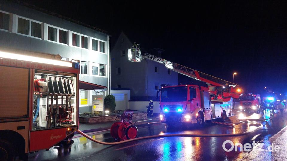 Am Donnerstagabend rückte die Feuerwehr in die Christian-Seltmann-Straße aus. Auch die Drehleiter war im Einsatz. Bild: Kunz