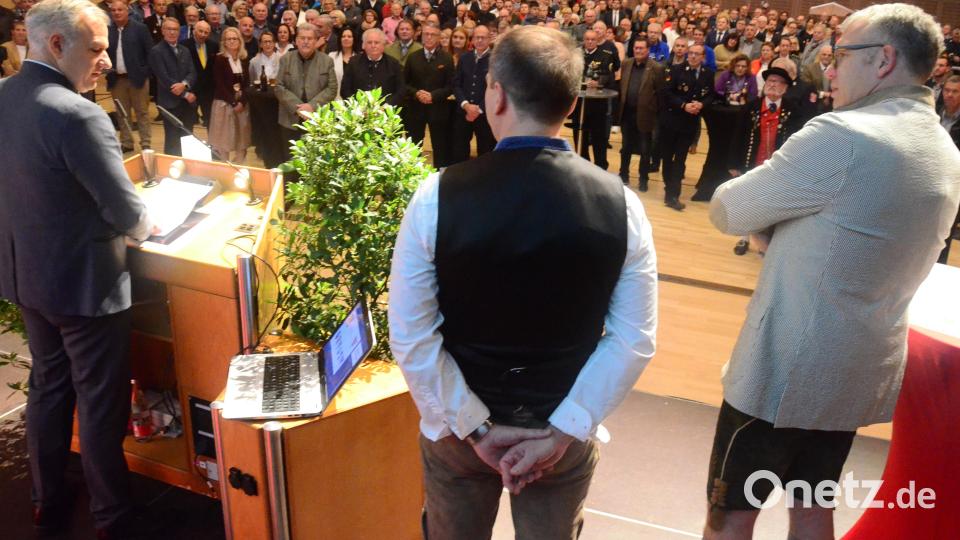 Landrat Roland Grillmeier, Vorstandsvorsitzender Hans-Jörg Schön und Vorstandsmitglied Jens Michael Heine begrüßen die Gäste. Bild: Kunz