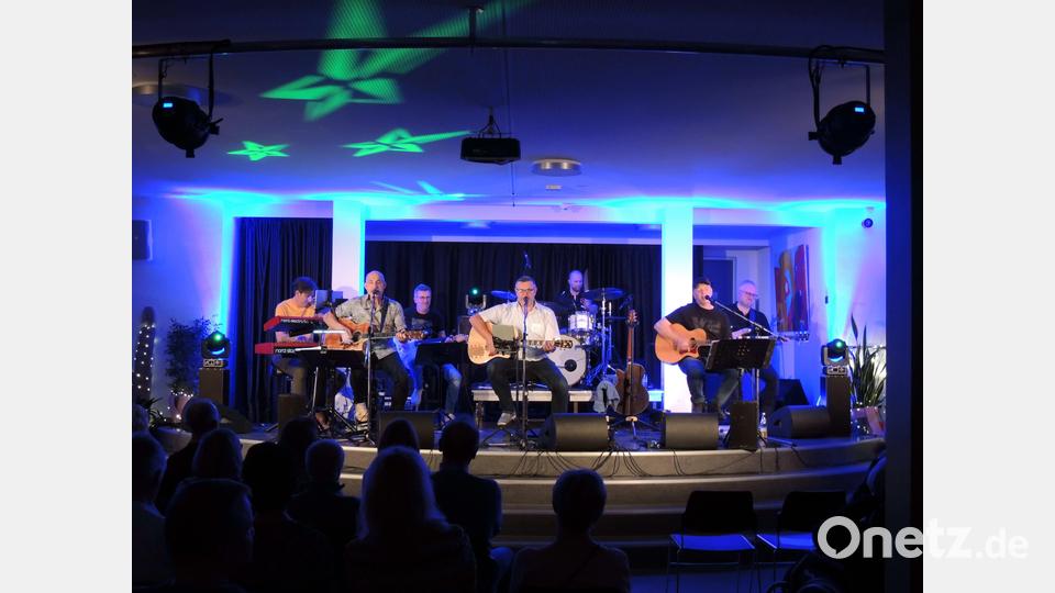 Mit Ohrwürmern aus der Alpenrepublik begeistert „Austria 7“ das Publikum beim Konzert des Skiclubs Pistenschwinger Gössenreuth. Frontmann und Moderator Jürgen Schafberger (Mitte) sorgt mit viel Wiener Schmäh für perfekte Überleitungen. Bild: mor