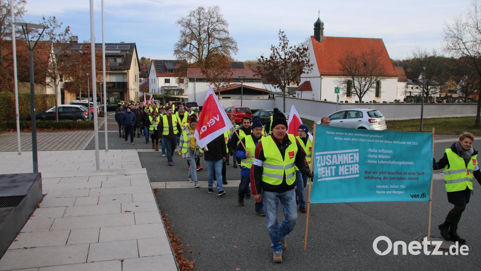 Die Streikenden ziehen von der Lagerwache 3 zum Jugendheim. Bild: sne