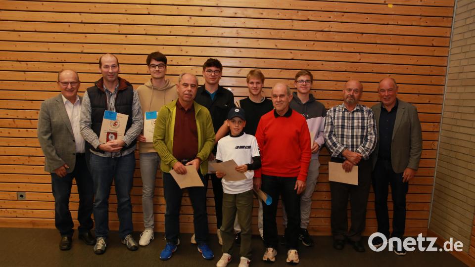 Die Gemeinde Kümmersbruck ehrt ihre erfolgreichen Einzelsportler zusammen mit Drittem Bürgermeister Hubert Blödt (links) und Erstem Bürgermeister Roland Strehl (rechts). Bild: egl