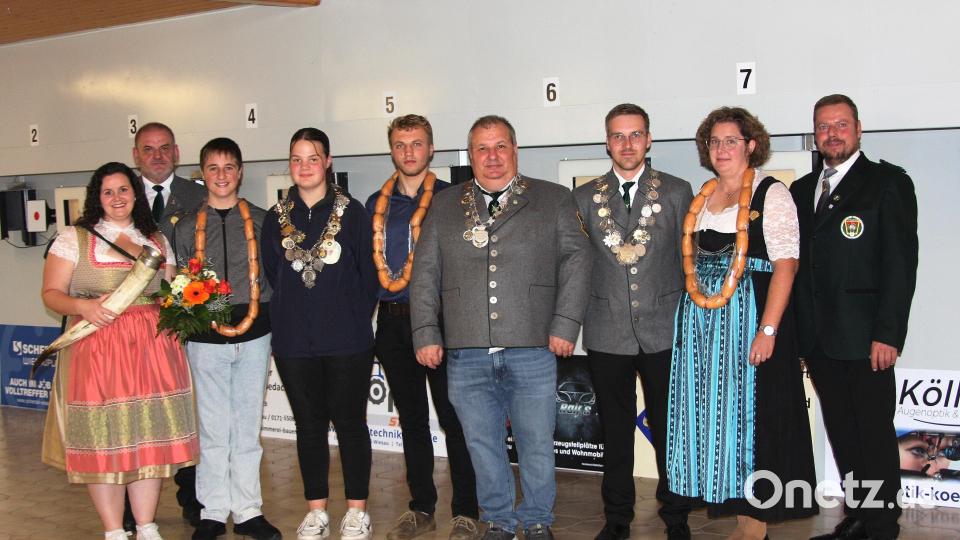 Bei der Königsproklamation beim Schützenverein Schönhaid wurden Königs- und Wurstketten an die neuen Regenten und ihre Vorgänger übergeben. Bild: wro