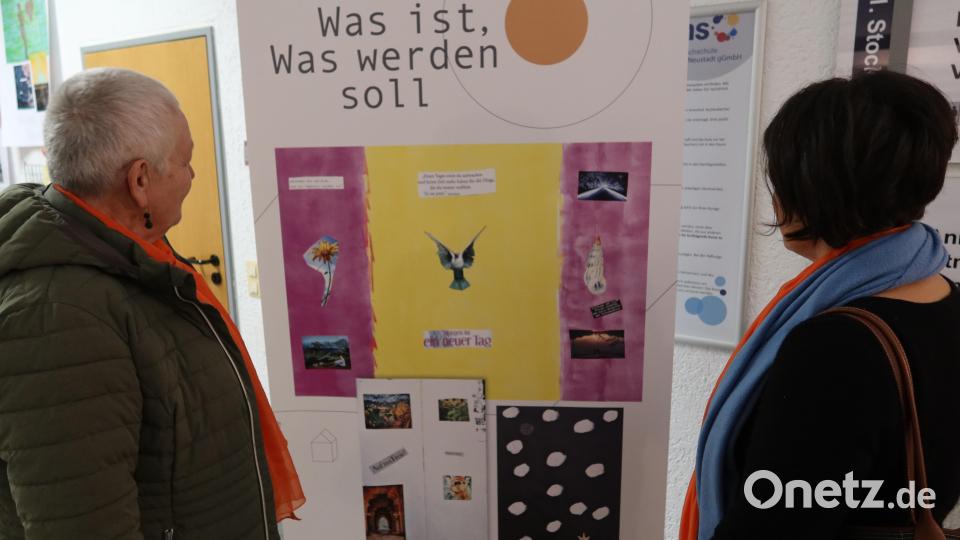 Frauen und Mädchen, die Gewalt erfahren haben, stellen Werke, die sie gemeinsam mit einer Kunsttherapeutin erarbeitet haben, in der Volkshochschule in Weiden aus. Der Anlass dazu ist der internationale &quot;Orange Day&quot; gegen Gewalt an Frauen und Mädchen. Bild: Kunz