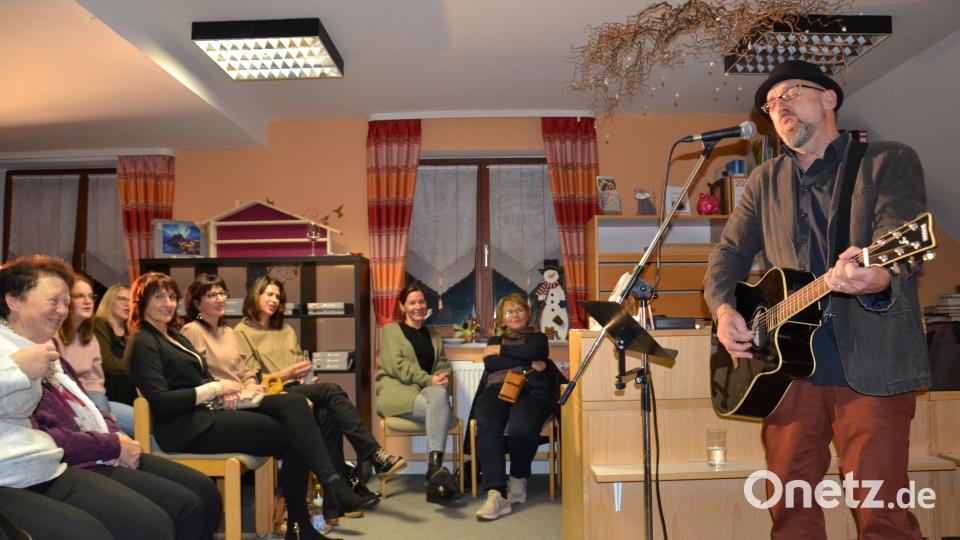 Der bekannte Oberpfälzer Schriftsteller, Sing- und Songwriter Hubert Treml begeisterte in der Bücherei die Besucher und Fans. Alle machten fleißig mit. Bild: gi