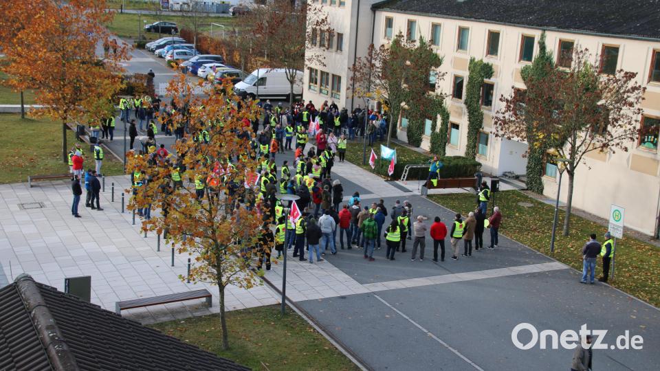 Vor dem Jugendheim nahmen 350 Beschäftigte an der Protestkundgebung teil. Bild: sne